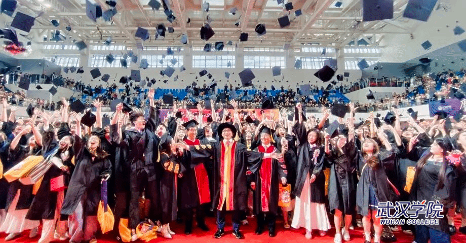 武汉学院毕业典礼首进新体育馆，陈一丹寄语毕业生以“学徒”之姿躬身入局