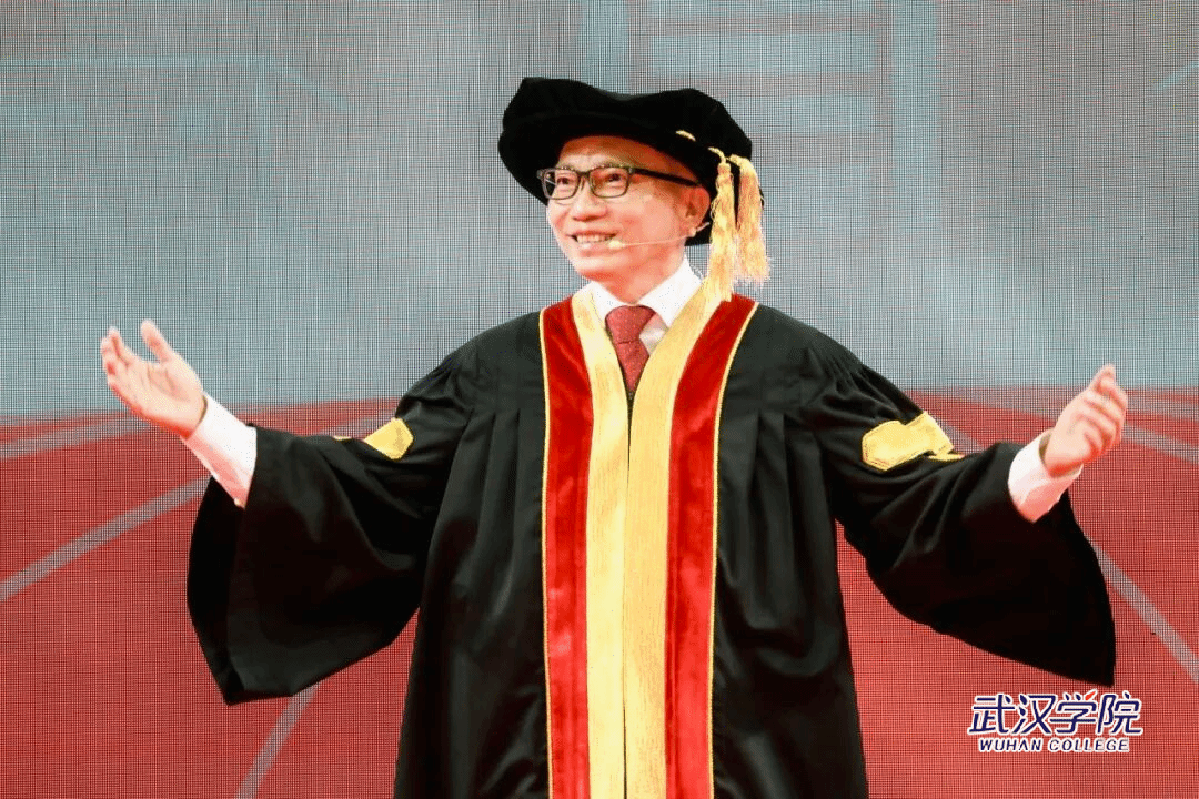 武汉学院毕业典礼首进新体育馆，陈一丹寄语毕业生以“学徒”之姿躬身入局