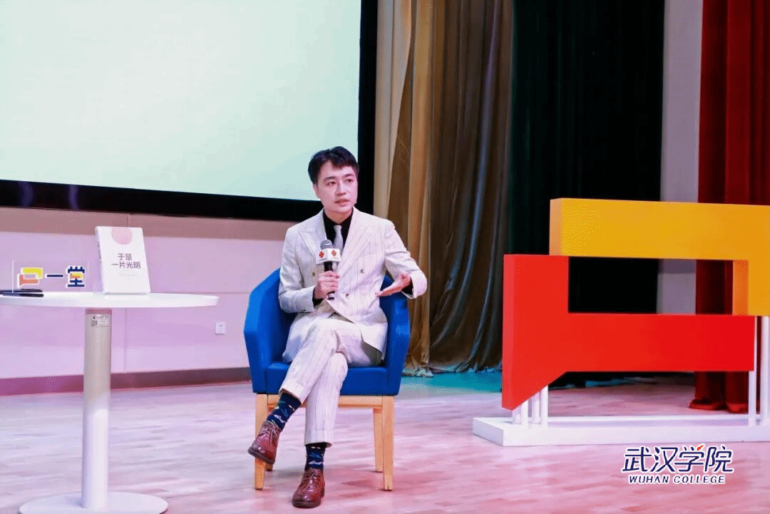 武汉学院毕业典礼首进新体育馆，陈一丹寄语毕业生以“学徒”之姿躬身入局